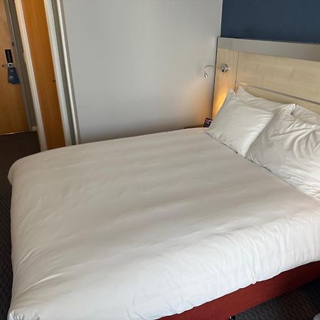 Holiday Inn Express Swindon City Centre By Ihg Exterior foto