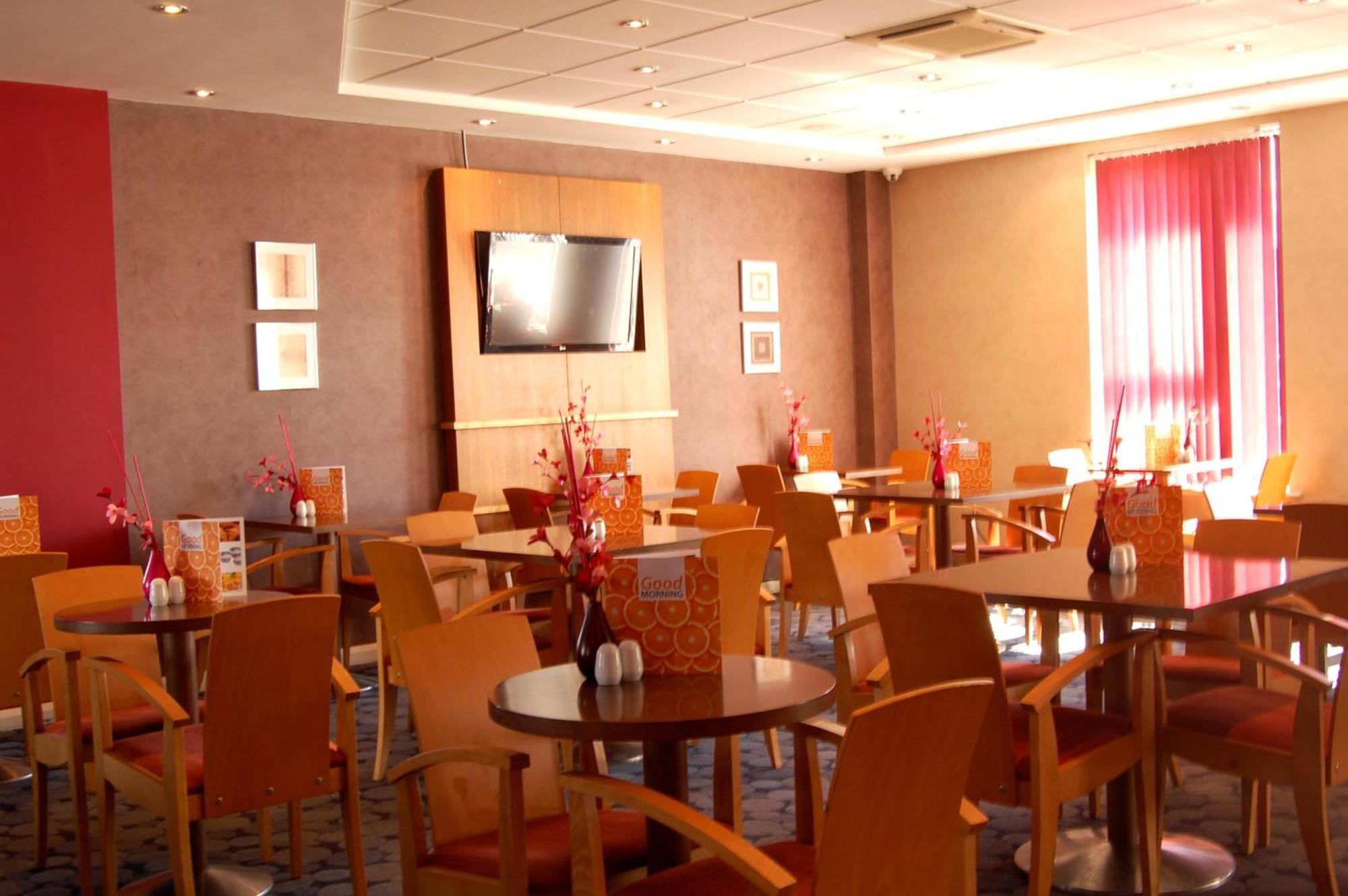 Holiday Inn Express Swindon City Centre By Ihg Exterior foto