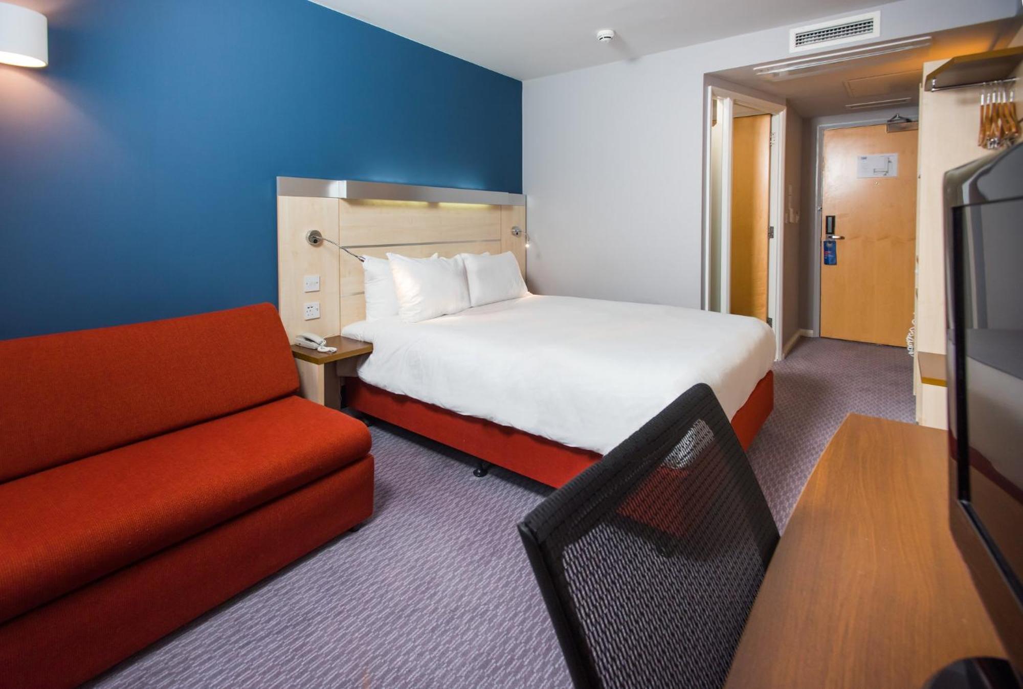 Holiday Inn Express Swindon City Centre By Ihg Exterior foto