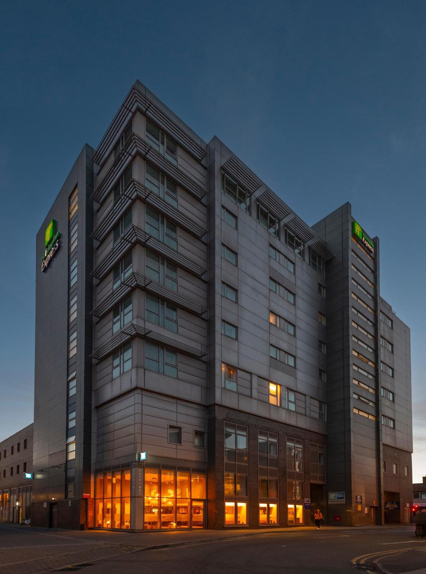 Holiday Inn Express Swindon City Centre By Ihg Exterior foto