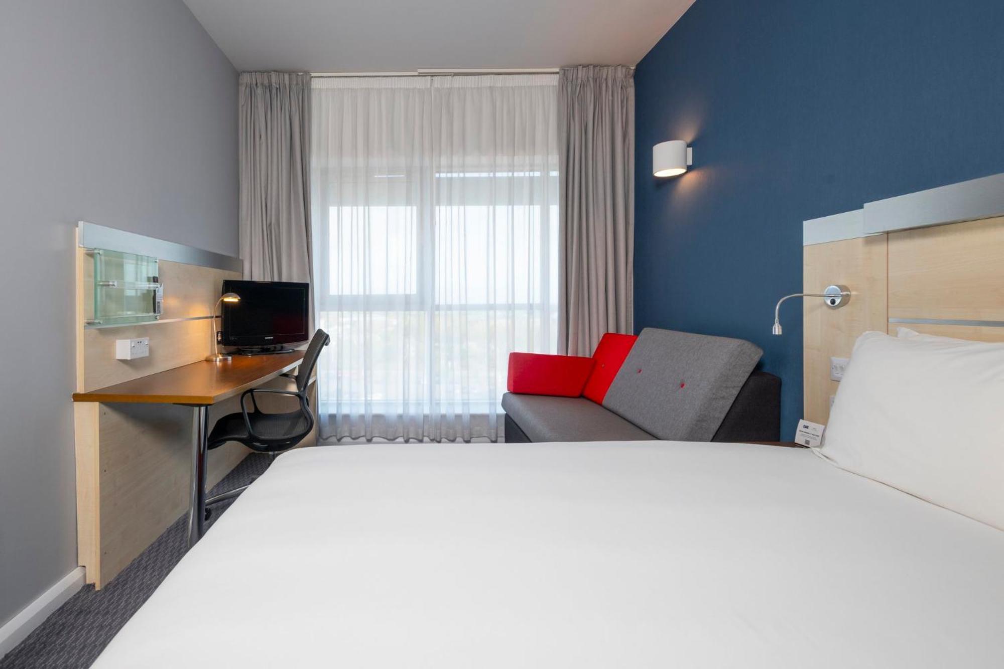 Holiday Inn Express Swindon City Centre By Ihg Exterior foto