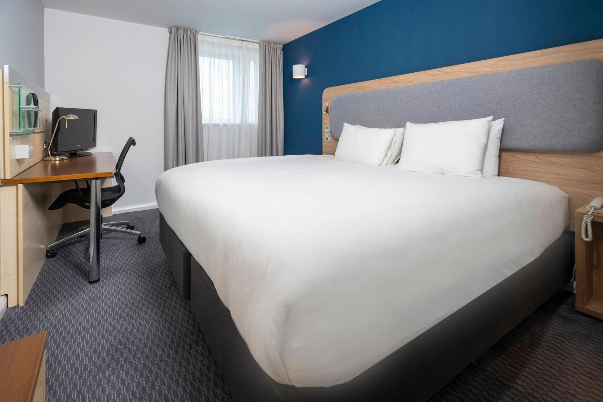 Holiday Inn Express Swindon City Centre By Ihg Exterior foto