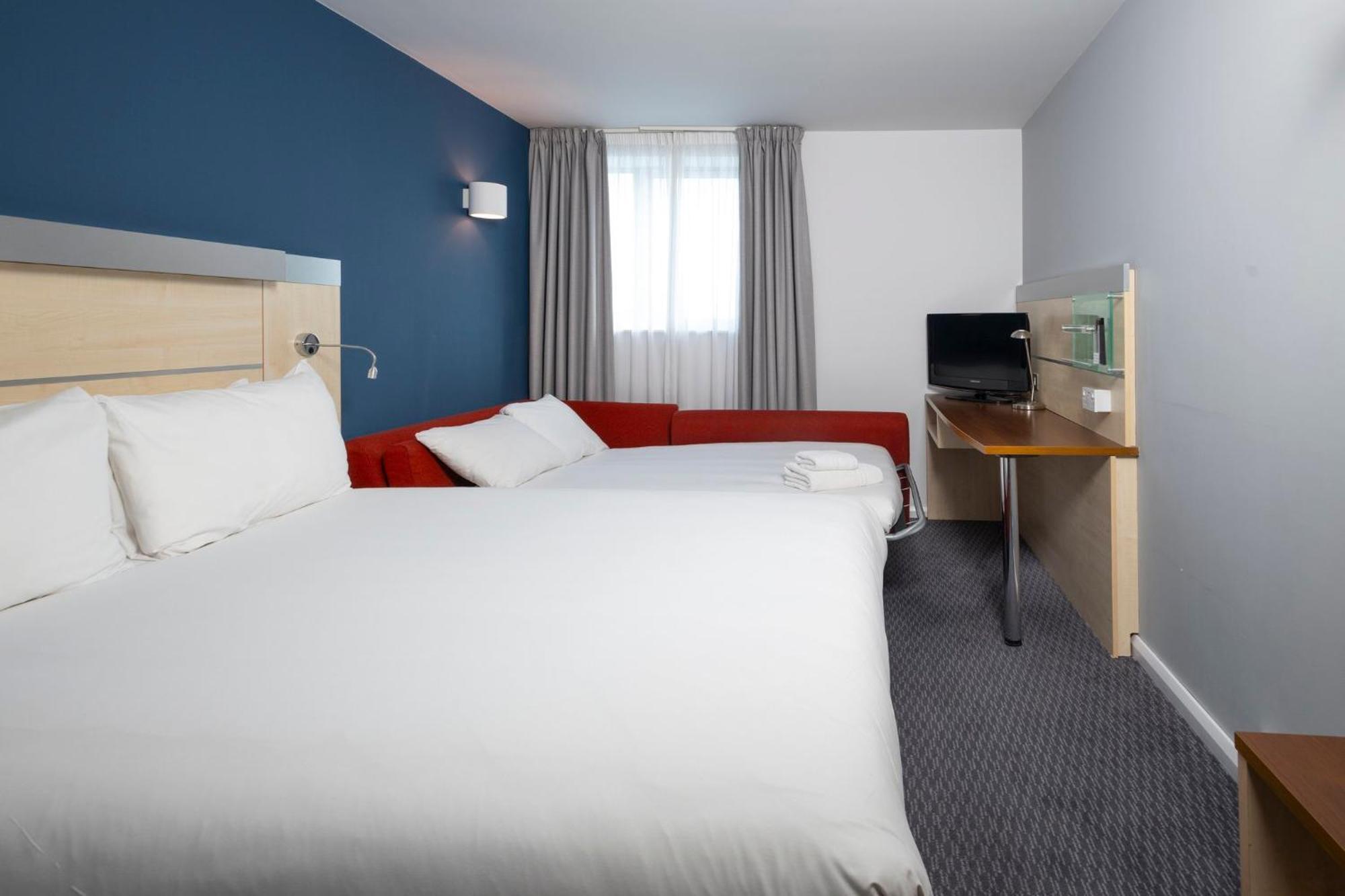 Holiday Inn Express Swindon City Centre By Ihg Exterior foto