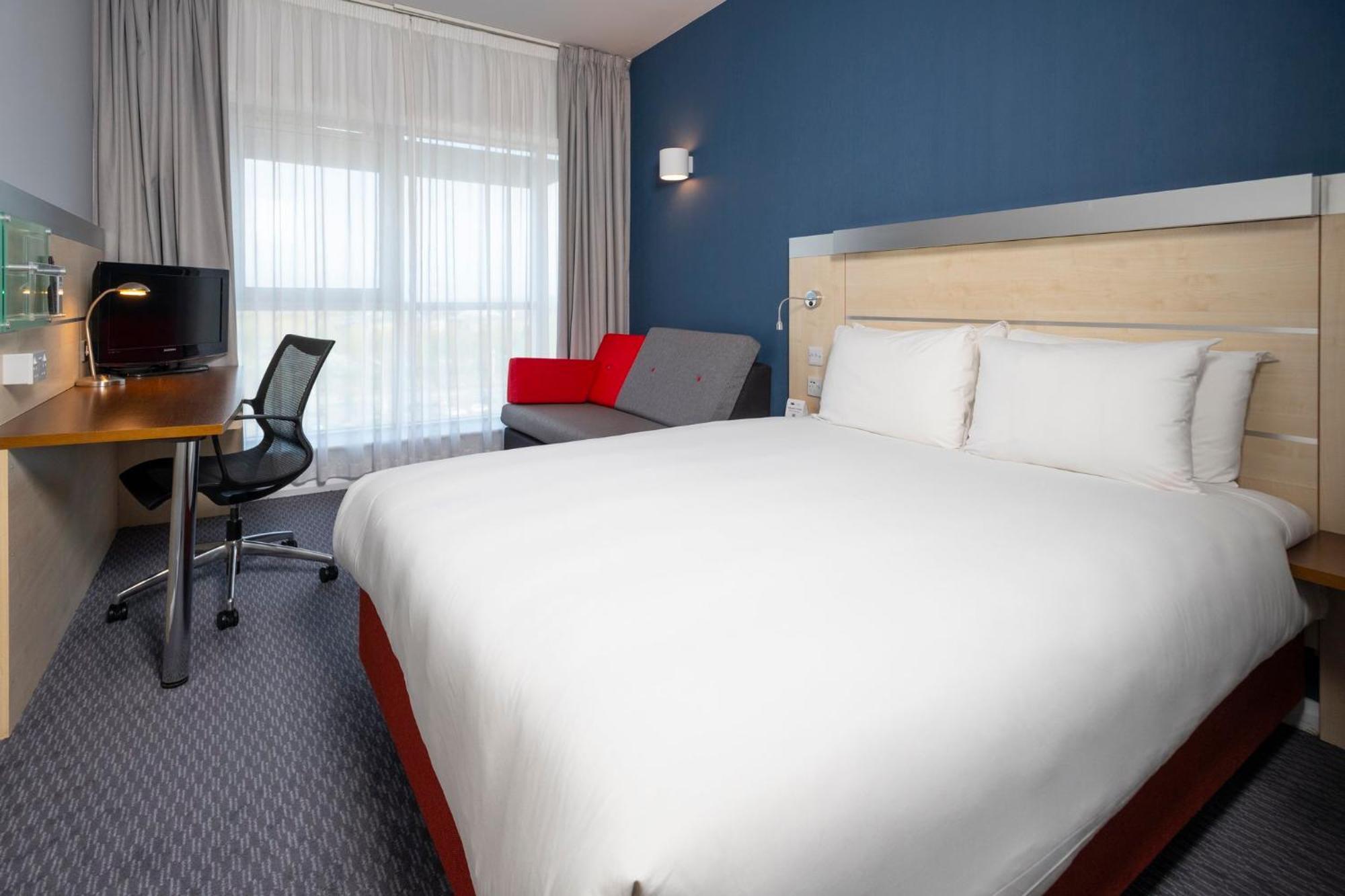 Holiday Inn Express Swindon City Centre By Ihg Exterior foto