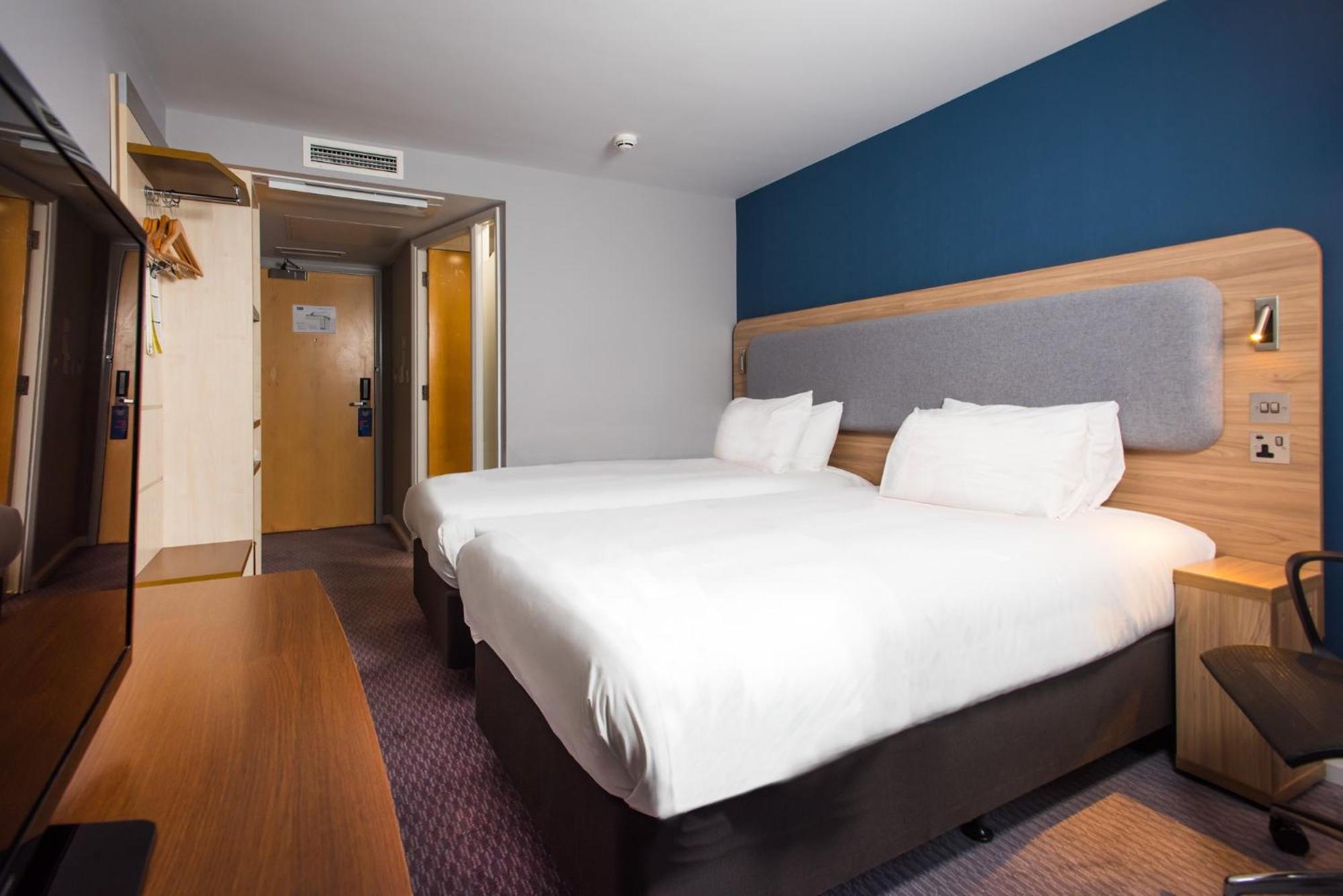 Holiday Inn Express Swindon City Centre By Ihg Exterior foto