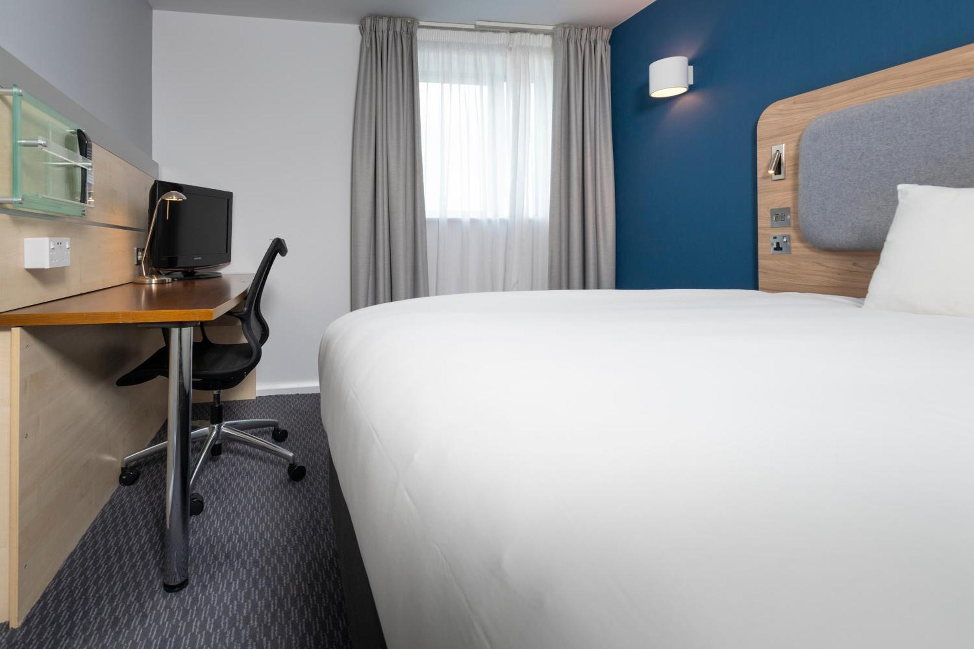 Holiday Inn Express Swindon City Centre By Ihg Exterior foto