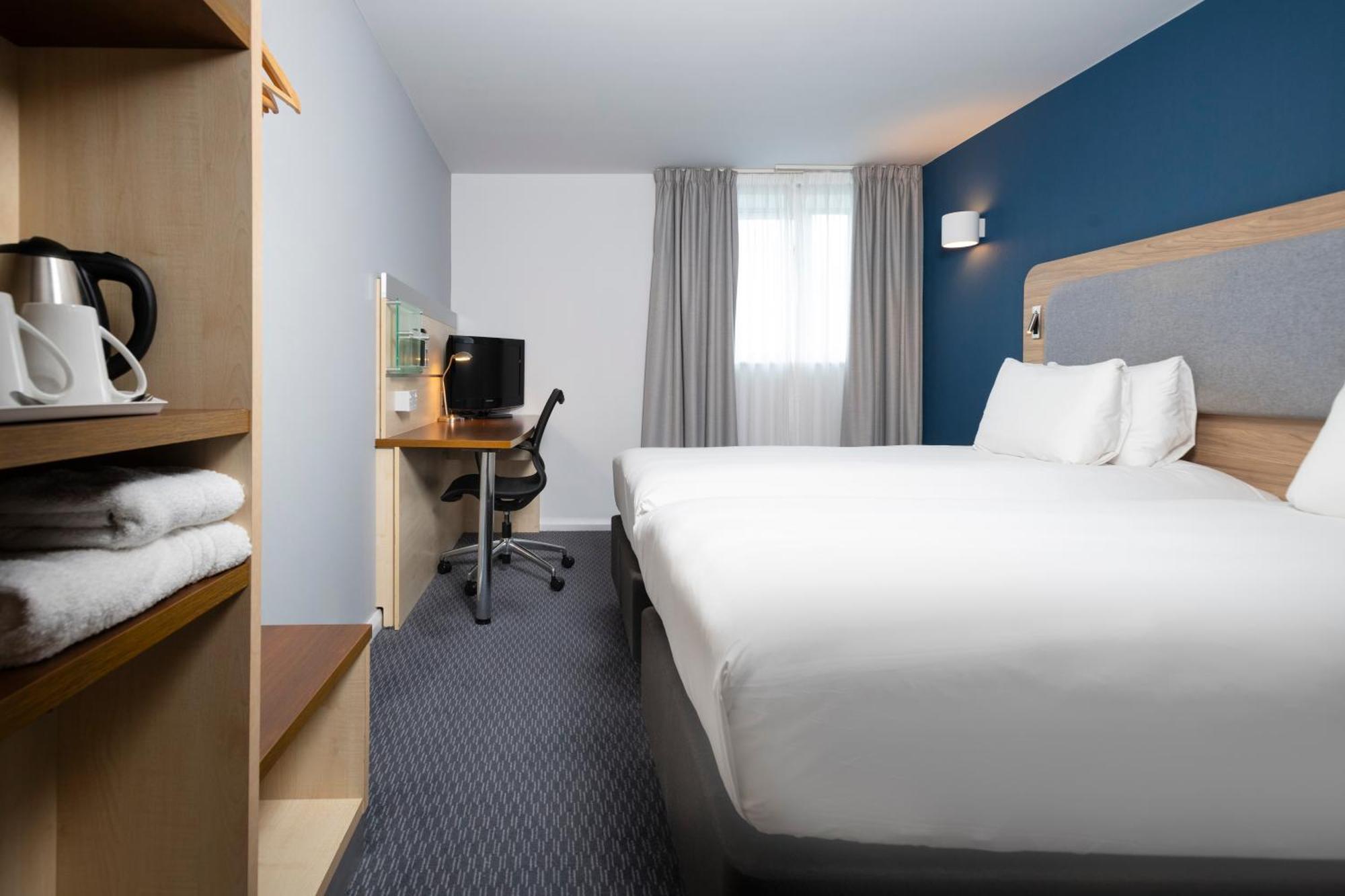 Holiday Inn Express Swindon City Centre By Ihg Exterior foto
