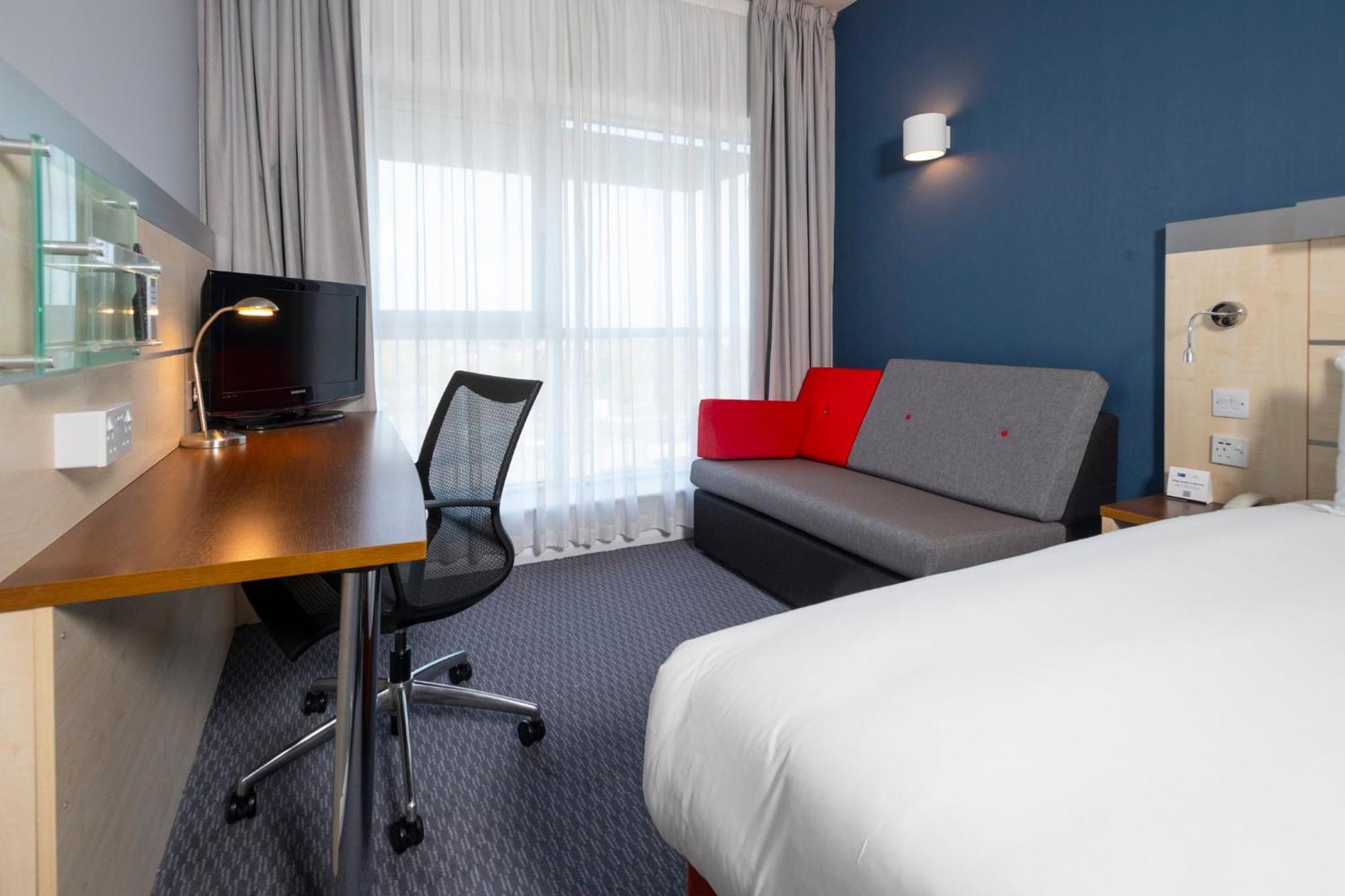 Holiday Inn Express Swindon City Centre By Ihg Exterior foto