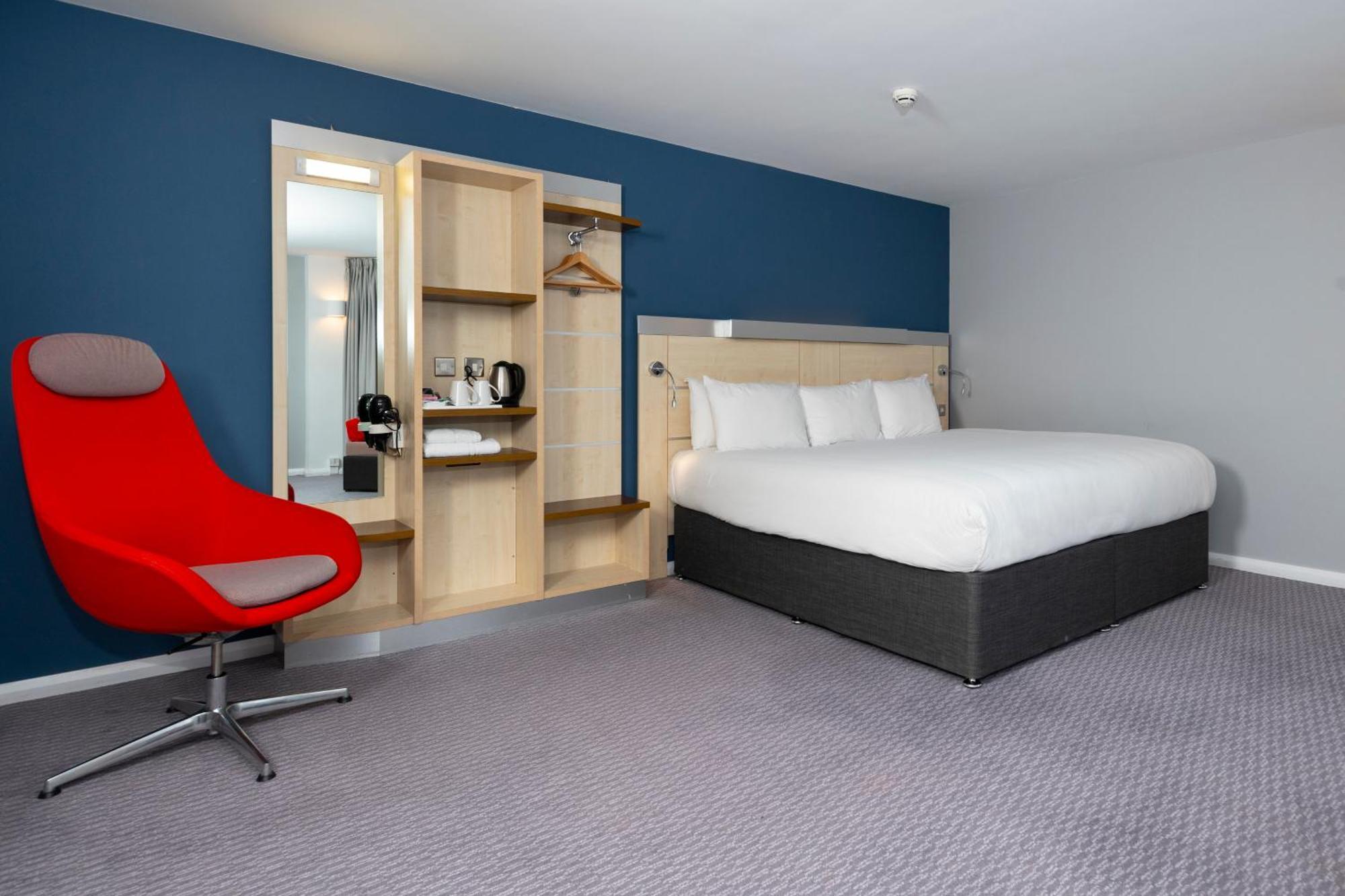 Holiday Inn Express Swindon City Centre By Ihg Exterior foto