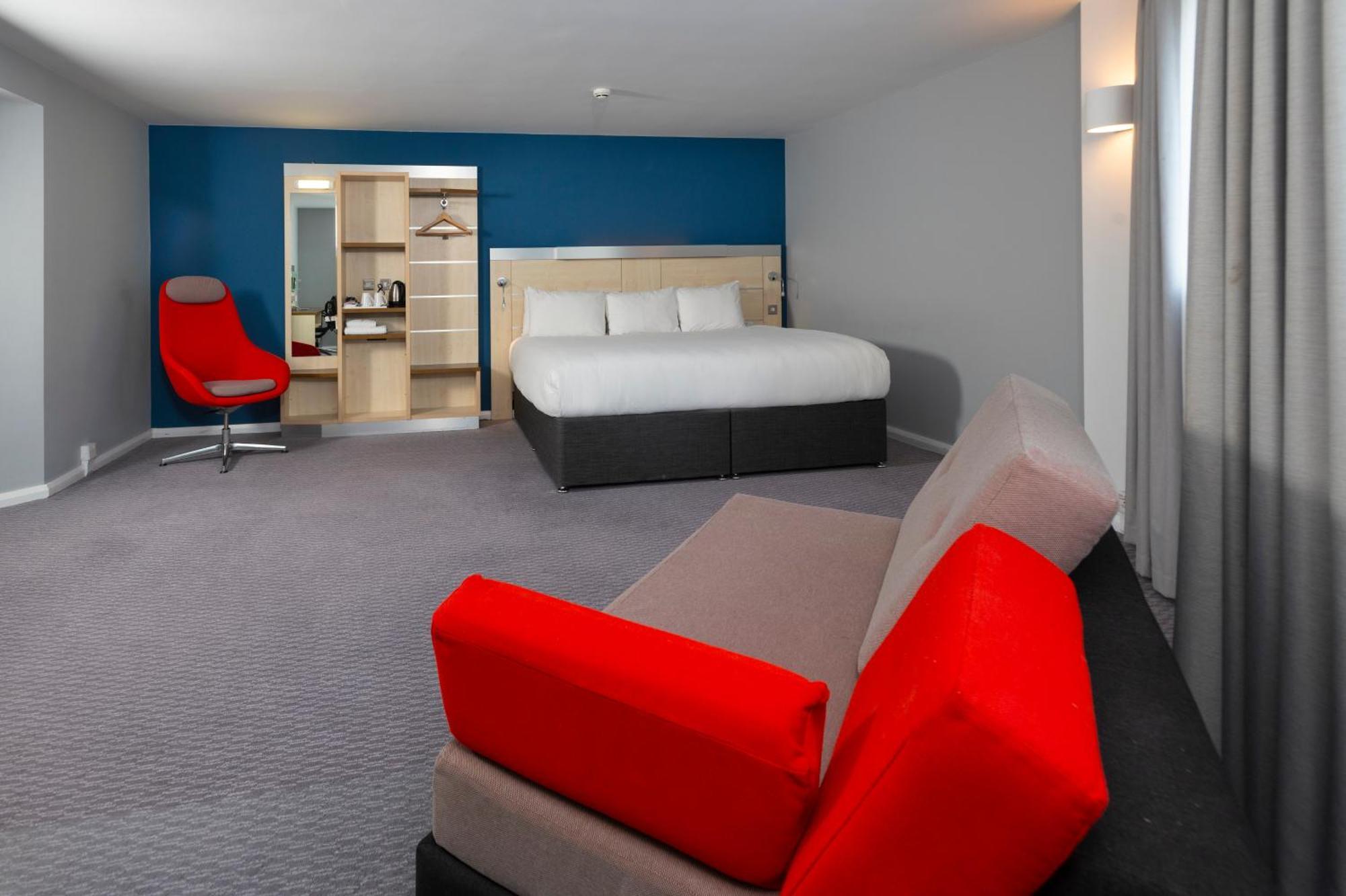 Holiday Inn Express Swindon City Centre By Ihg Exterior foto